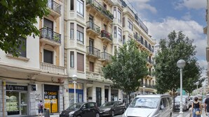 A street view with multi-story buildings, parked cars, and pedestrians. - Always Easy I Kursaal (San Sebastián/Donostia)