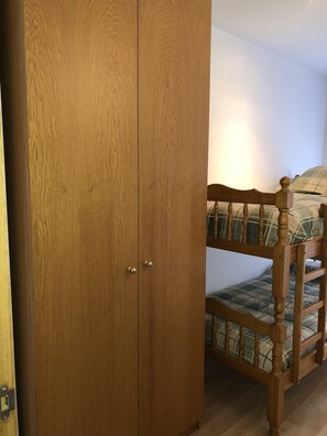 2 habitaciones, tabla de planchar con plancha, wifi y ropa de cama