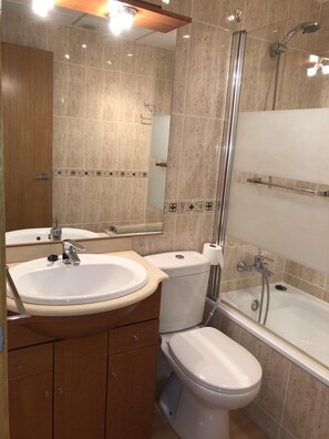 Bidet, towels