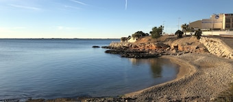 COZY APARTMENT WITH BALCONY WITH SEA VIEWS, 50M FROM THE BEACH + WIFI