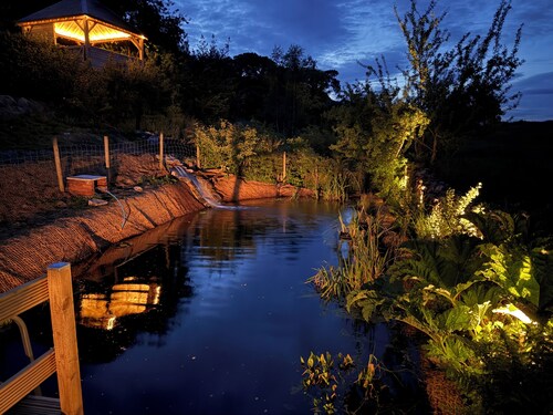 Perheen itsepalveluperiaatteella jopa 14/16 suuri mökki ei naapureita, mutta lähellä kauppaa