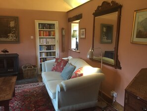 Smart-tv, een open haard, een dvd-speler en tafelvoetbal