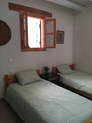 Room - traditionnal village house for 4/6, Vafes, Apokorona, Chania (Apokoronas)