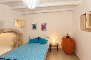 2 bedrooms, iron/ironing board, travel cot, Internet