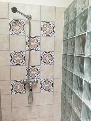 Chuveiro, secador de cabelo, toalhas de banho, sabonete