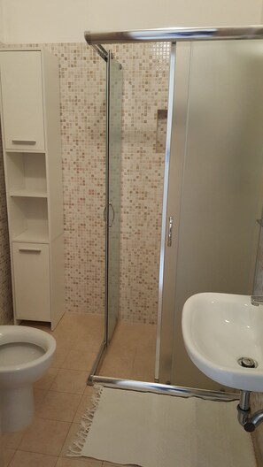 Regadera, secadora de cabello, bidet 