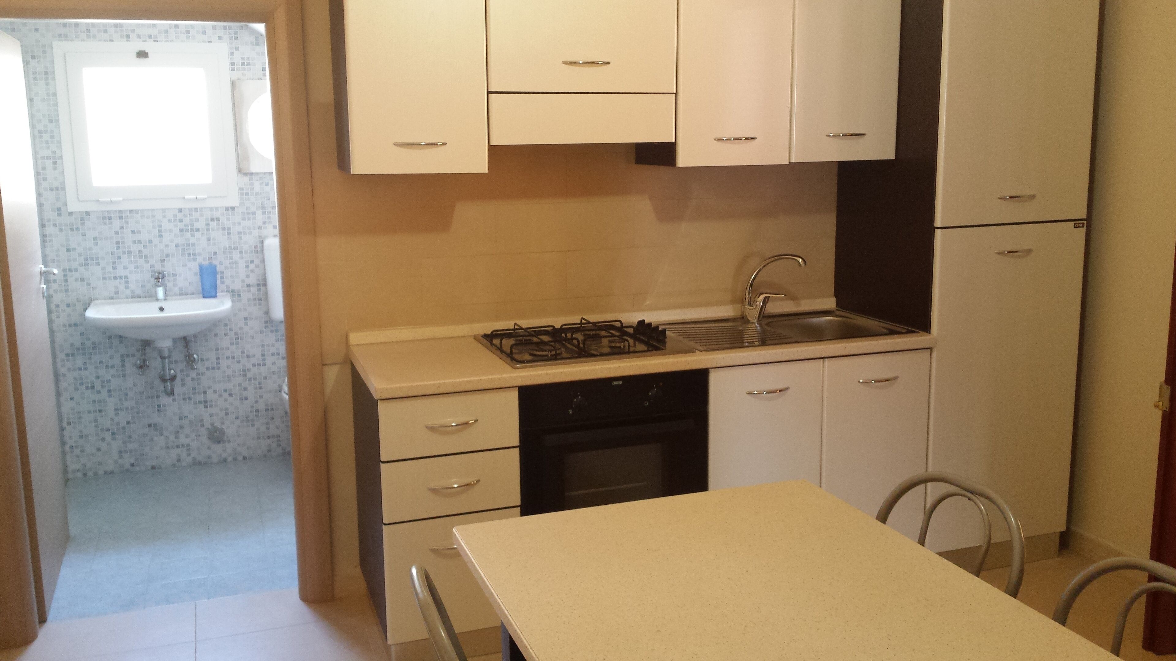 Frigorifero, forno, piano cottura, pentole/stoviglie/utensili