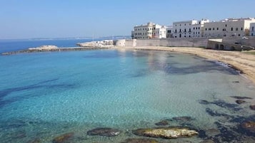 Una spiaggia nelle vicinanze