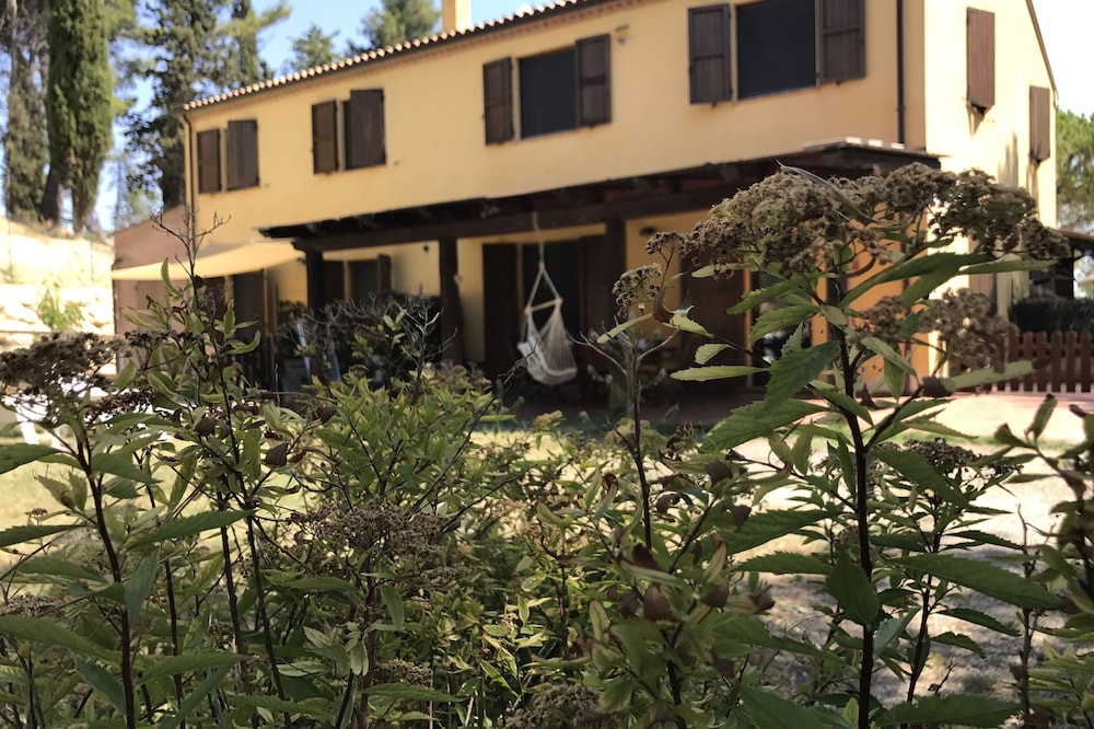 farmhouse surrounded by greenery near the city center and 10 minutes from the sea