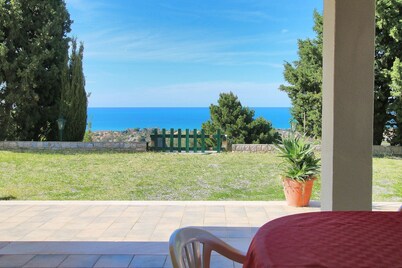Spacious villa with sea view, large garden barbecue, near the sea and Cefalu