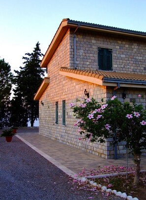 Exterior - Spacious villa with sea view, large garden barbecue, near the sea and Cefalu (Campofelice di Roccella)