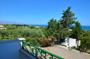 Property grounds - Spacious villa with sea view, large garden barbecue, near the sea and Cefalu (Campofelice di Roccella)