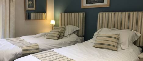 2 habitaciones, escritorio y tabla de planchar con plancha