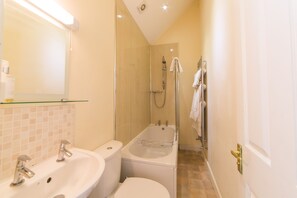 Ducha y bañera combinadas, secador de pelo, toallas y jabón