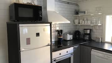 Jääkaappi, mikroaaltouuni, uuni, liesi