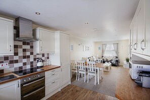 Fridge, microwave, oven, dishwasher - FlipFlops, near the golden sands of Crantock beach (Crantock)