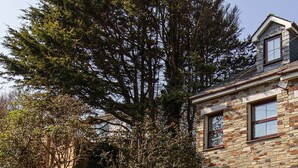 A stone house with a large tree in front. - Flip Flops - Three Bedroom Cottage, Sleeps 6 (Crantock)