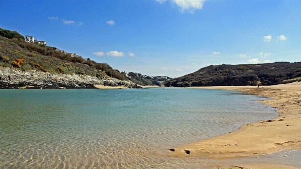 A beach with clear water, sandy shore, and hills in the background. - Flip Flops - Three Bedroom Cottage, Sleeps 6 (Crantock)