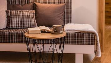 TV, fireplace, books, stereo