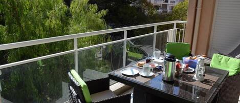 تناول الطعام بالخارج