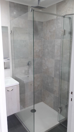 Shower, hair dryer, towels, soap - A good place for you to enjoy your holidays and a beautiful place to visit (Alcabideche)