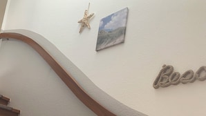 Una escalera con peldaños de madera y un muro curvo.