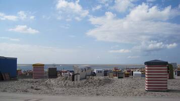 Ligstoelen aan het strand