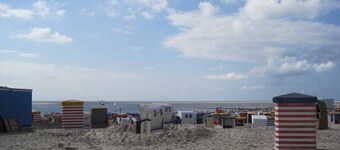 Modern vacation home with 2 bedrooms, smart TV and beach chair