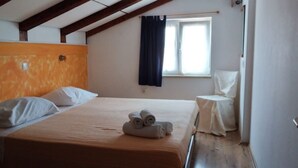 A single bed with a wooden headboard, a small bedside table, and a window with curtains. - Apartment in Medulin with Seaview, Balcony, Air condition, WIFI (5216-6) (Medulin)