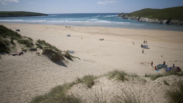 A wide sandy beach with dunes, a clear sky, and calm sea. - Clovelly Cottage - Four Bedroom Cottage, Sleeps 8 (Crantock)