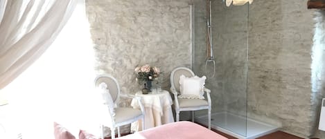 3 chambres, fer et planche à repasser, Wi-Fi, draps fournis
