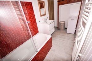 Ensemble douche/baignoire, papier toilette