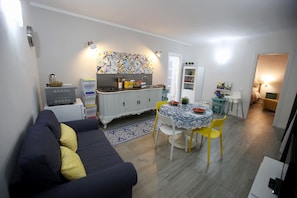 TV, tavolo da calcetto, libri