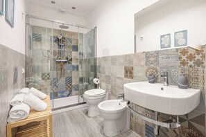 Douche, sèche-cheveux, bidet, serviettes fournies