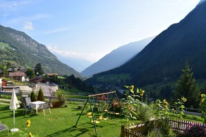 Outdoor dining - Suite with a fantastic view of the Flim waterfall (Martell)