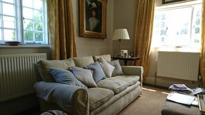 Smart-TV, peis, DVD-spiller og bøker