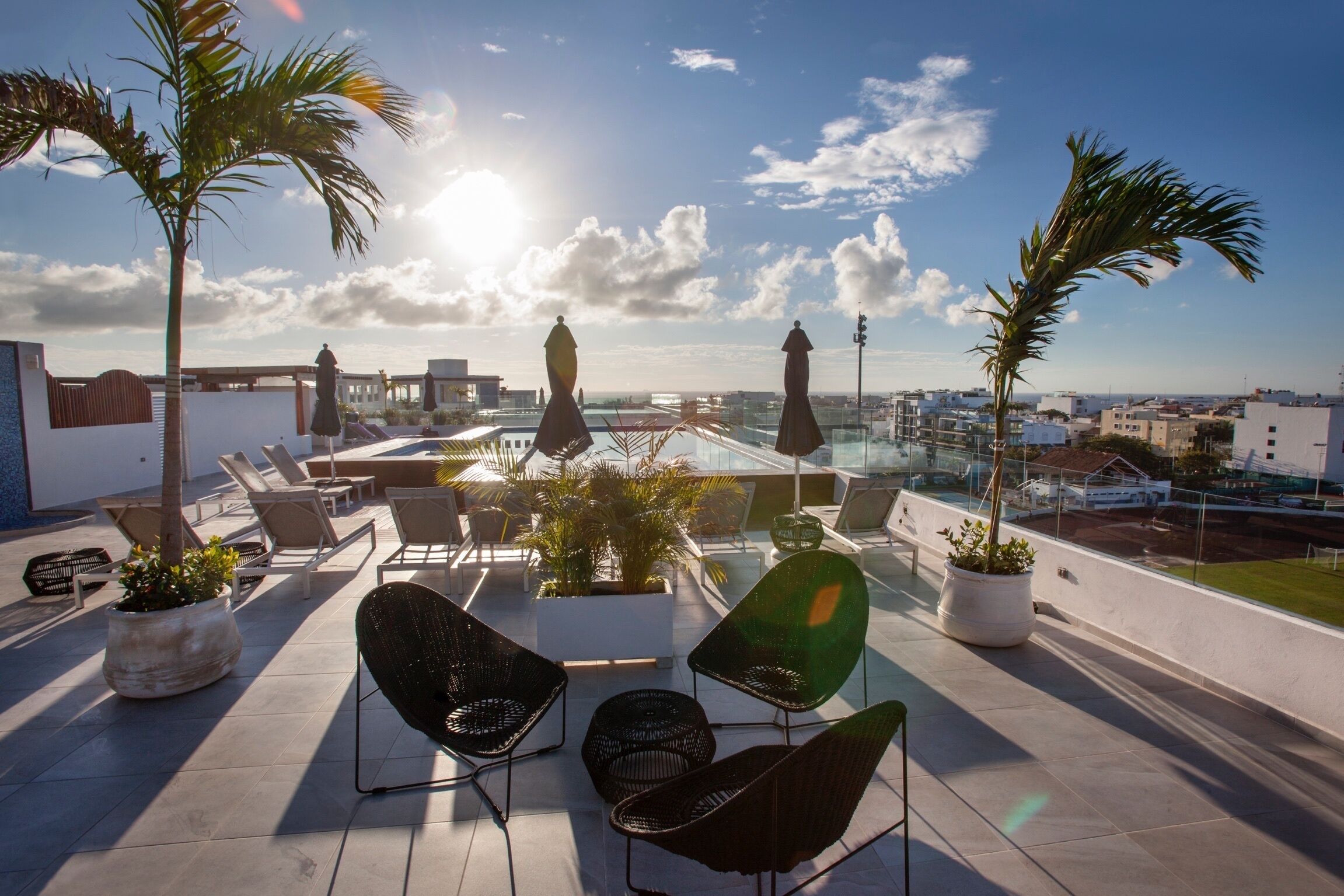 Bright Large Condo w/ Amazing Rooftop & Location