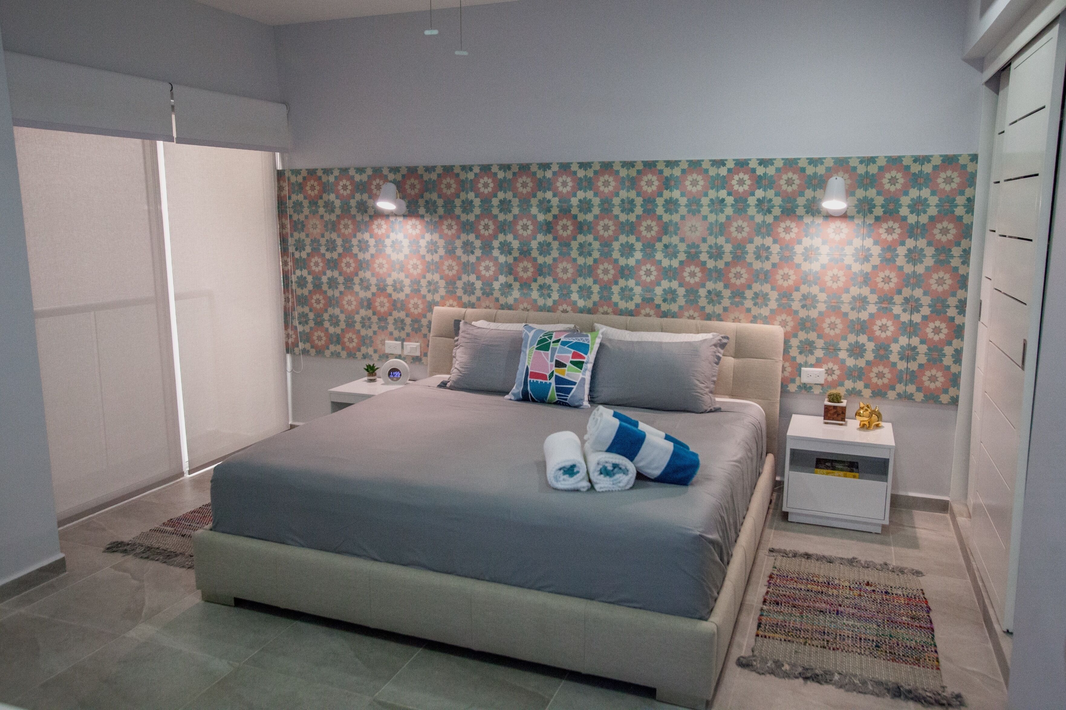 Bright Large Condo w/ Amazing Rooftop & Location