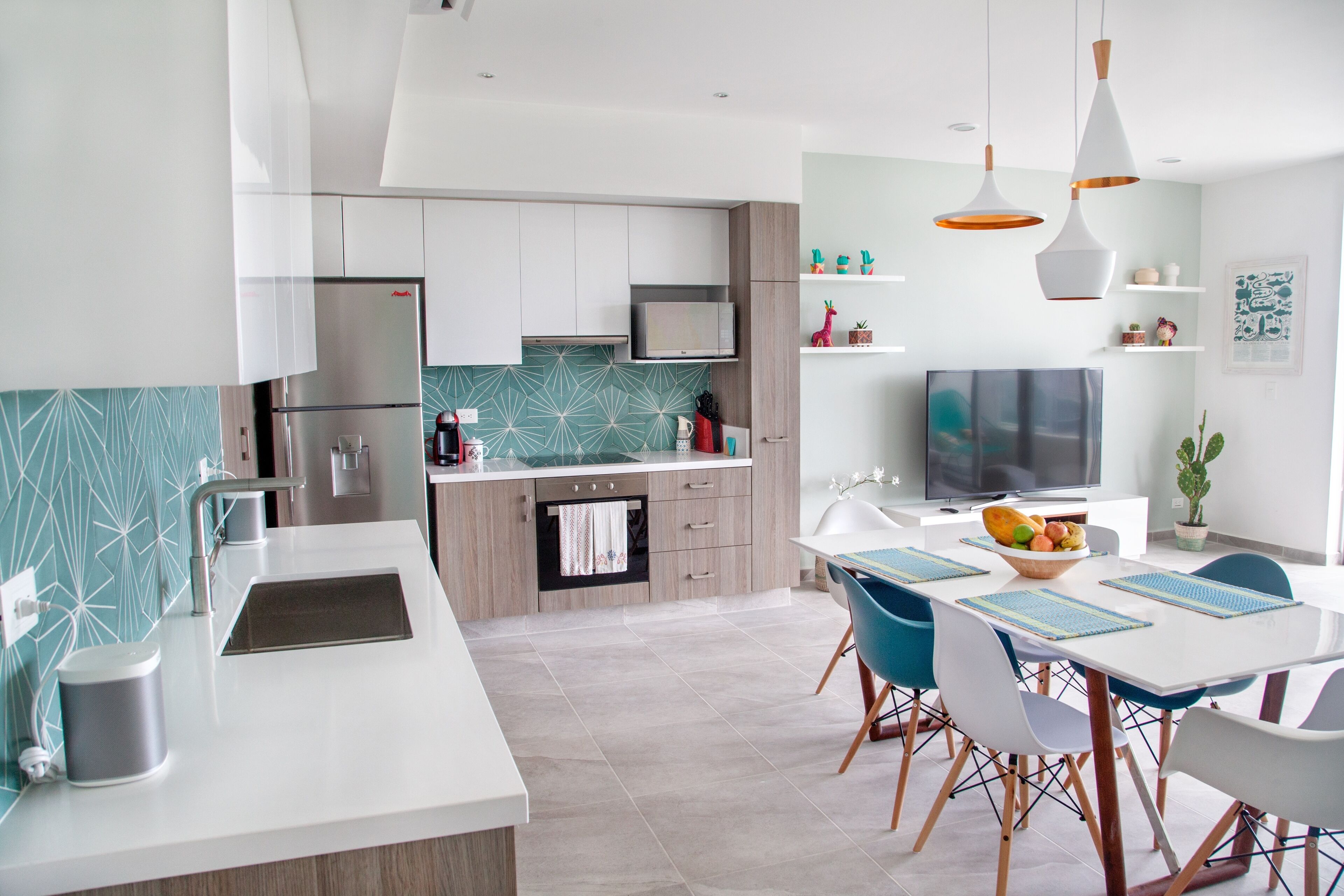 Bright Large Condo w/ Amazing Rooftop & Location