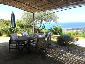 Outdoor dining - Casa Luce Castellabate - Apartment with natural stone terrace, sea view guaranteed (Castellabate)