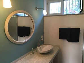 Shower, hair dryer, towels, soap - Casa Luce Castellabate - Apartment with natural stone terrace, sea view guaranteed (Castellabate)