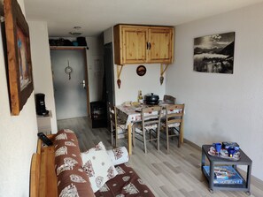 Télévision, baby-foot, livres