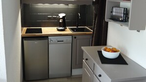Coffee/tea maker, fridge, microwave, oven