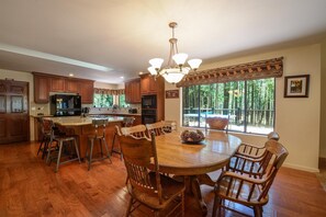 Dining - Bruin's Den (Wawona)