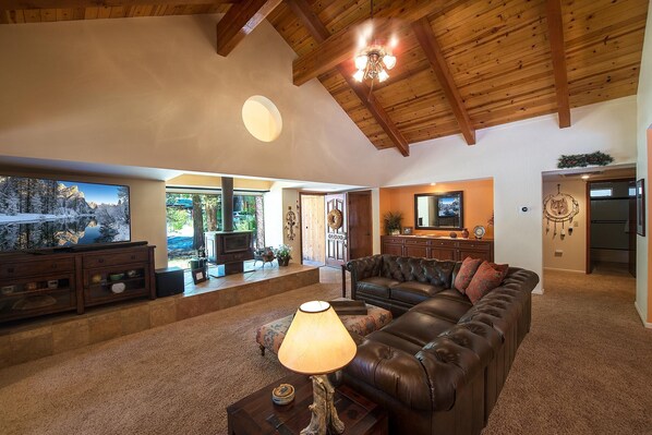 Télévision, lecteur de DVD, table de tennis de table