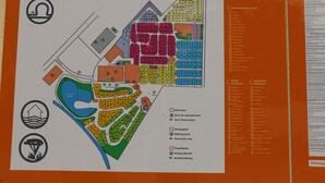 Een gedetailleerd evacuatieplan voor overstroming en brand, met daarin aangewezen zones en verzamelplaatsen.