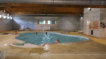 Una piscina techada, una piscina al aire libre