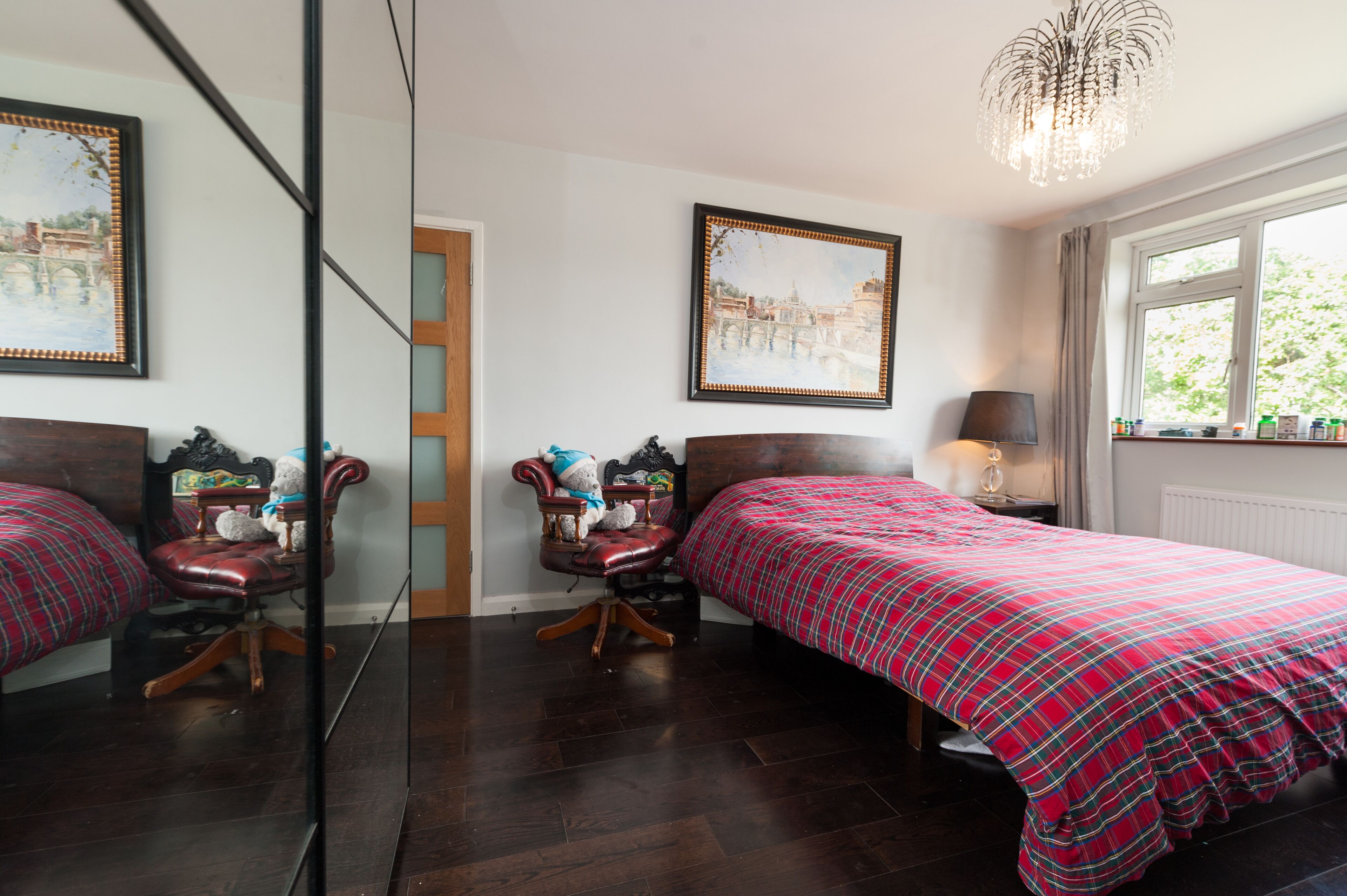 3 多间卧室、熨斗/熨衣板、上网接入、床单