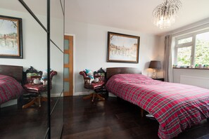 3 slaapkamers, een strijkplank/strijkijzer, internet, beddengoed