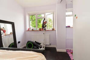3 bedrooms, iron/ironing board, internet, bed sheets - Spacious forest view apartment  (Barnet)